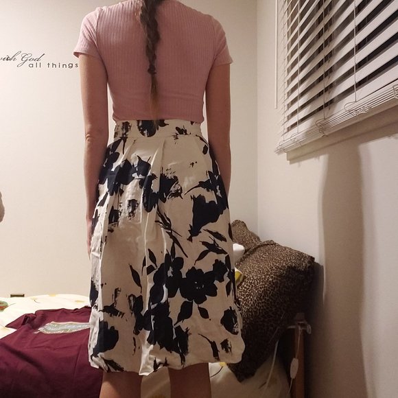 4/$20 White Skirt Navy Flower Print - Picture 3 of 6